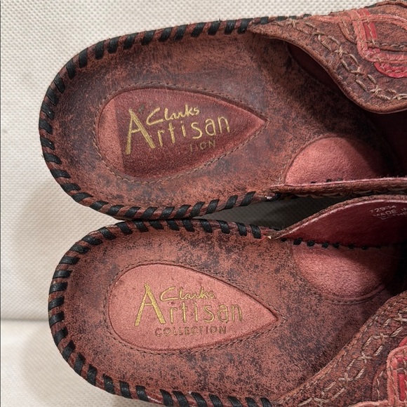 NEW - CLARKS LEATHER MULES CLOGS WITH 2-1/2” HEEL (sz 6) - Picture 8 of 8